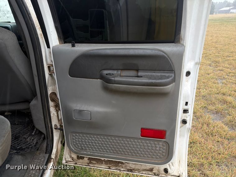 image for item DY3460 2004 Ford F250 Super Duty Crew Cab pickup truck