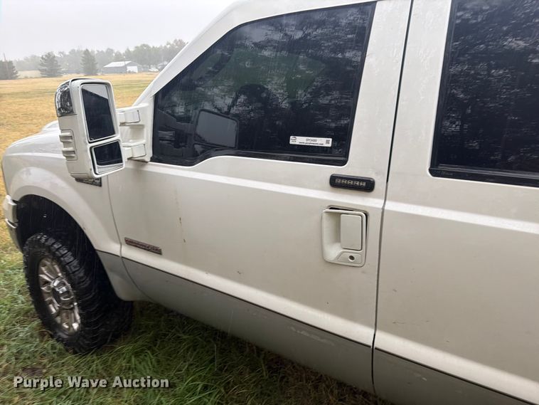 image for item DY3460 2004 Ford F250 Super Duty Crew Cab pickup truck
