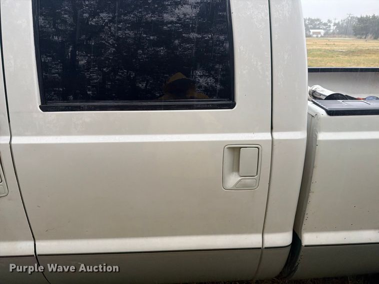 image for item DY3460 2004 Ford F250 Super Duty Crew Cab pickup truck