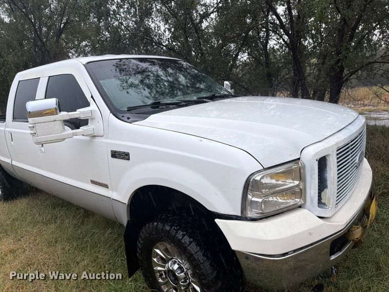 image for item DY3460 2004 Ford F250 Super Duty Crew Cab pickup truck