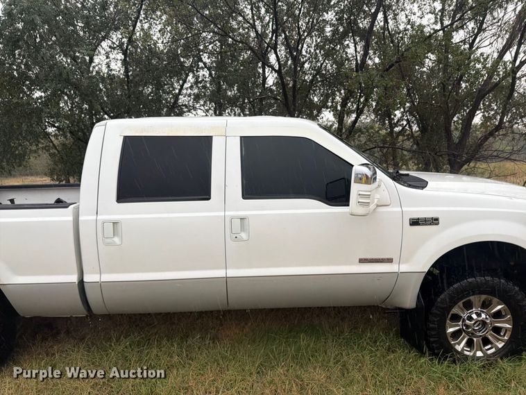 image for item DY3460 2004 Ford F250 Super Duty Crew Cab pickup truck