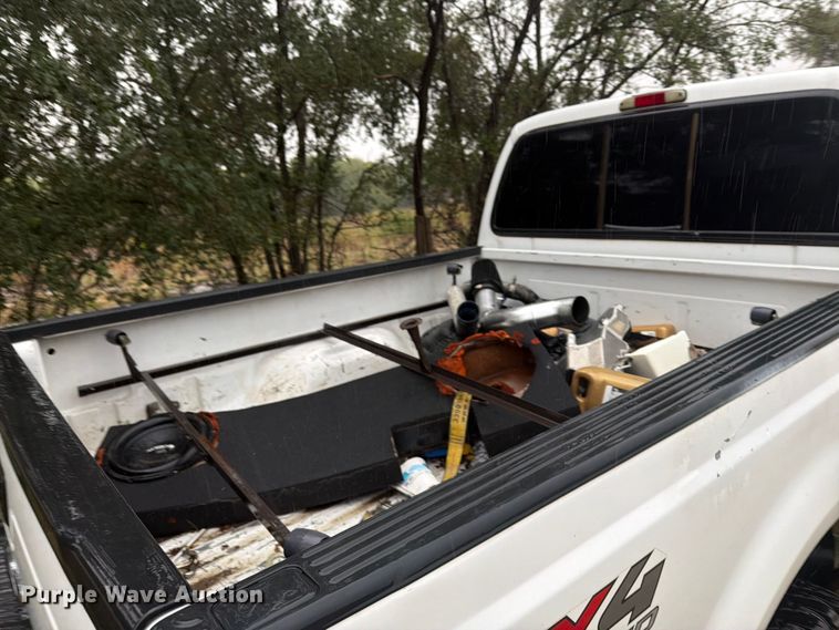 image for item DY3460 2004 Ford F250 Super Duty Crew Cab pickup truck