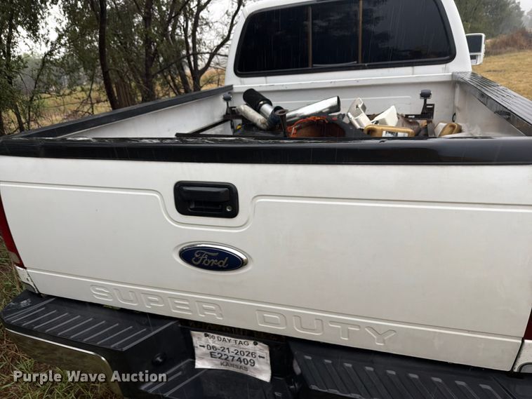 image for item DY3460 2004 Ford F250 Super Duty Crew Cab pickup truck