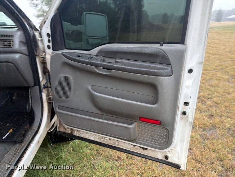 image for item DY3460 2004 Ford F250 Super Duty Crew Cab pickup truck
