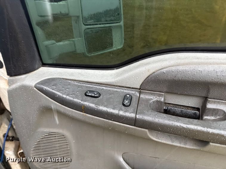 image for item DY3460 2004 Ford F250 Super Duty Crew Cab pickup truck