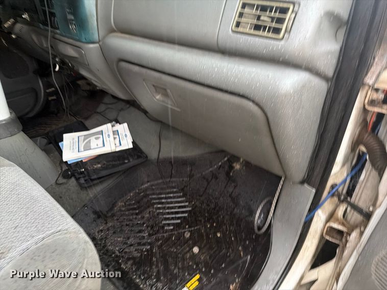 image for item DY3460 2004 Ford F250 Super Duty Crew Cab pickup truck