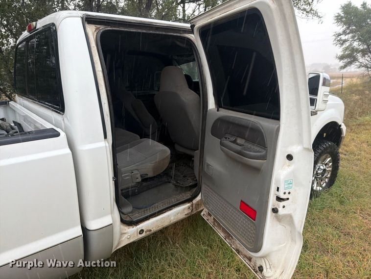 image for item DY3460 2004 Ford F250 Super Duty Crew Cab pickup truck