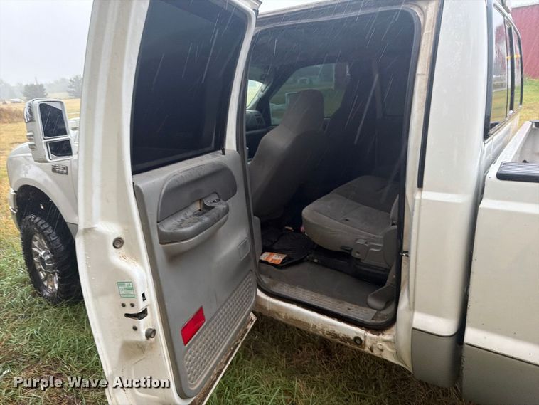 image for item DY3460 2004 Ford F250 Super Duty Crew Cab pickup truck