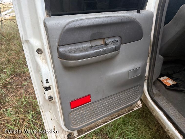 image for item DY3460 2004 Ford F250 Super Duty Crew Cab pickup truck