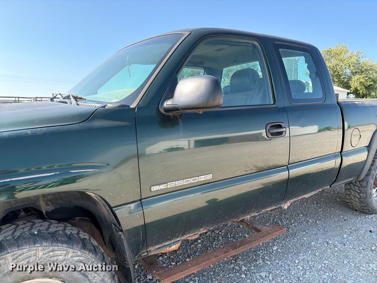 image for item DZ4843 2002 GMC Sierra 2500 Ext. Cab pickup truck