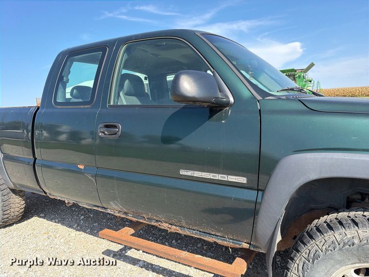 image for item DZ4843 2002 GMC Sierra 2500 Ext. Cab pickup truck