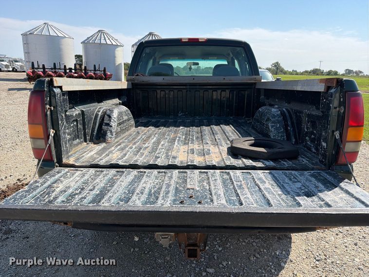 image for item DZ4843 2002 GMC Sierra 2500 Ext. Cab pickup truck