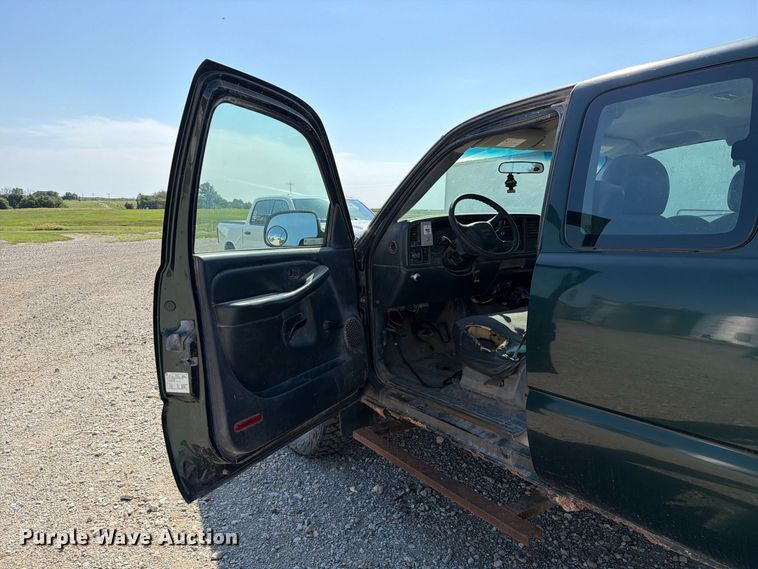 image for item DZ4843 2002 GMC Sierra 2500 Ext. Cab pickup truck