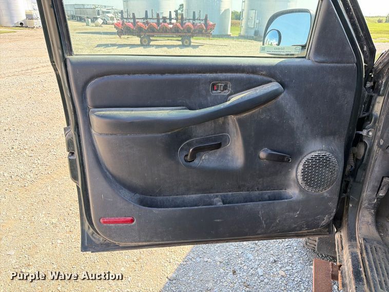 image for item DZ4843 2002 GMC Sierra 2500 Ext. Cab pickup truck