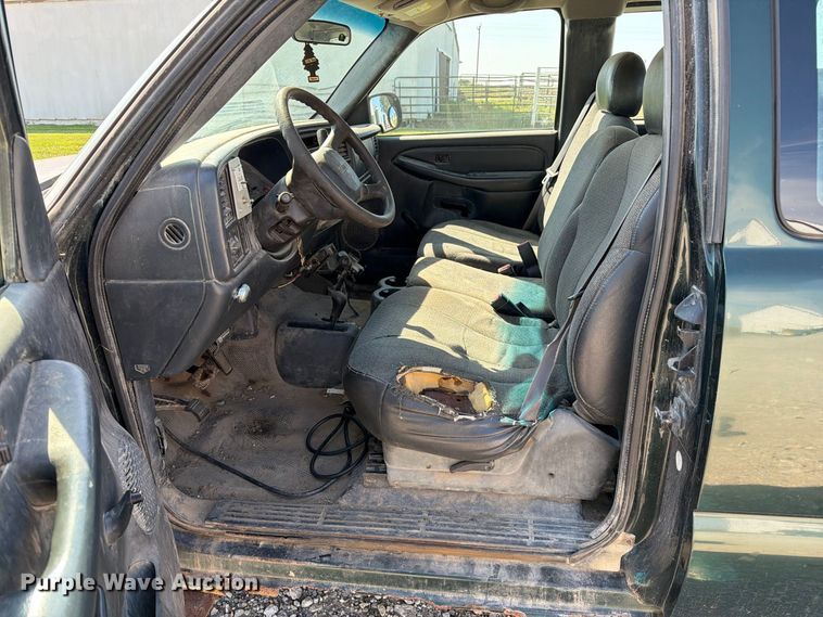 image for item DZ4843 2002 GMC Sierra 2500 Ext. Cab pickup truck