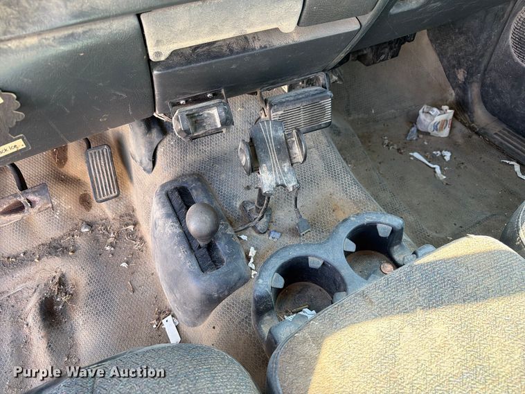 image for item DZ4843 2002 GMC Sierra 2500 Ext. Cab pickup truck
