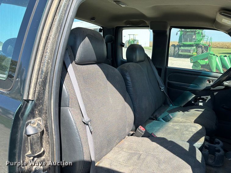 image for item DZ4843 2002 GMC Sierra 2500 Ext. Cab pickup truck