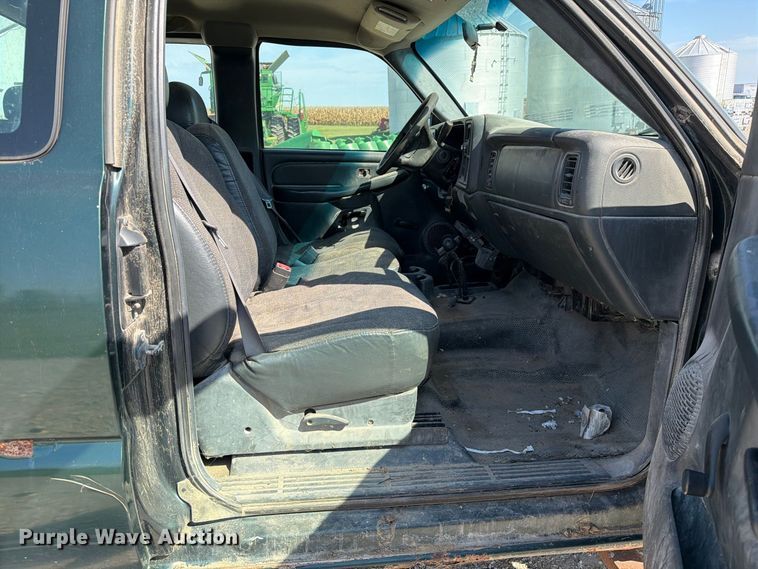 image for item DZ4843 2002 GMC Sierra 2500 Ext. Cab pickup truck