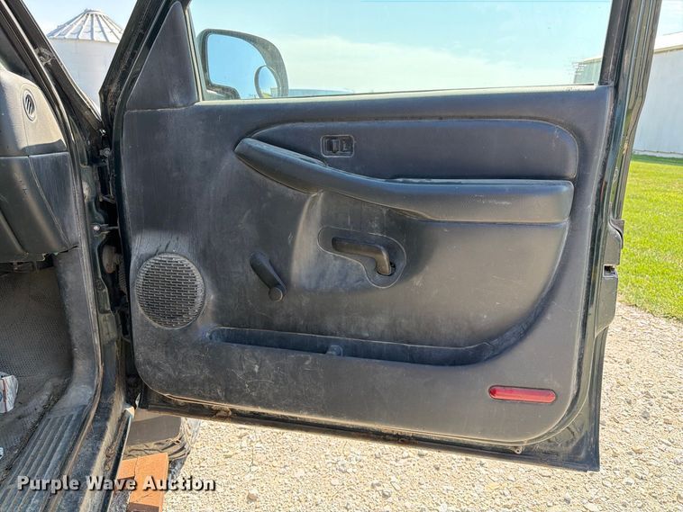 image for item DZ4843 2002 GMC Sierra 2500 Ext. Cab pickup truck