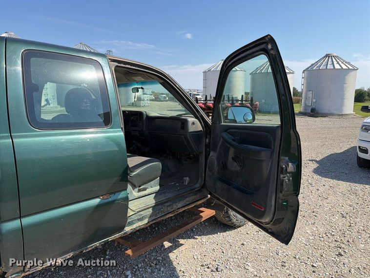 image for item DZ4843 2002 GMC Sierra 2500 Ext. Cab pickup truck