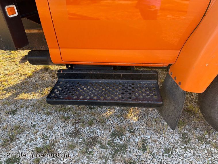 image for item DZ4848 2006 Chevrolet C5500 dump flatbed truck