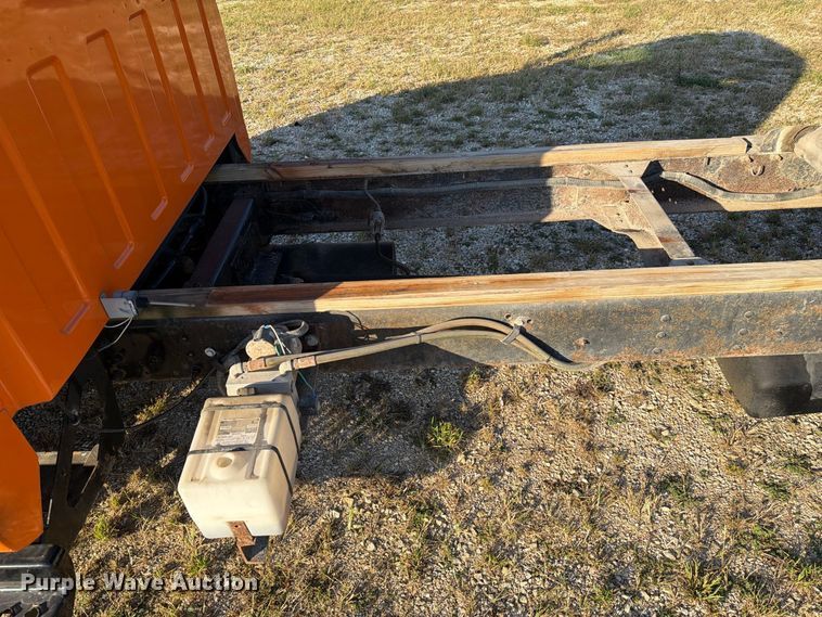 image for item DZ4848 2006 Chevrolet C5500 dump flatbed truck