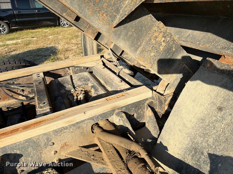 image for item DZ4848 2006 Chevrolet C5500 dump flatbed truck