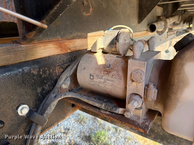 image for item DZ4848 2006 Chevrolet C5500 dump flatbed truck