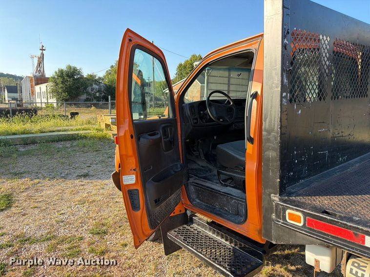 image for item DZ4848 2006 Chevrolet C5500 dump flatbed truck
