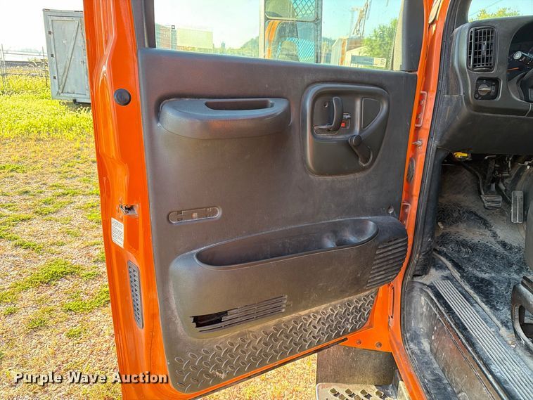 image for item DZ4848 2006 Chevrolet C5500 dump flatbed truck