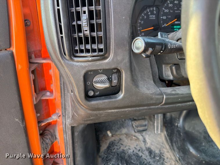 image for item DZ4848 2006 Chevrolet C5500 dump flatbed truck