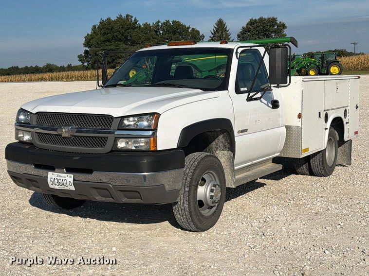 2004 Chevrolet Silverado 3500 utility bed pickup truck
