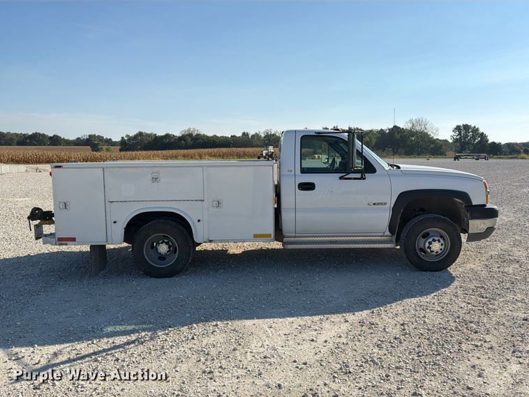 image for item DZ4849 2004 Chevrolet Silverado 3500 utility bed pickup truck