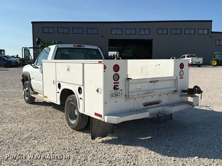 image for item DZ4849 2004 Chevrolet Silverado 3500 utility bed pickup truck