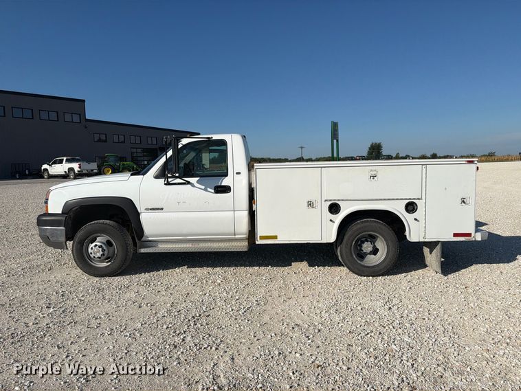 image for item DZ4849 2004 Chevrolet Silverado 3500 utility bed pickup truck
