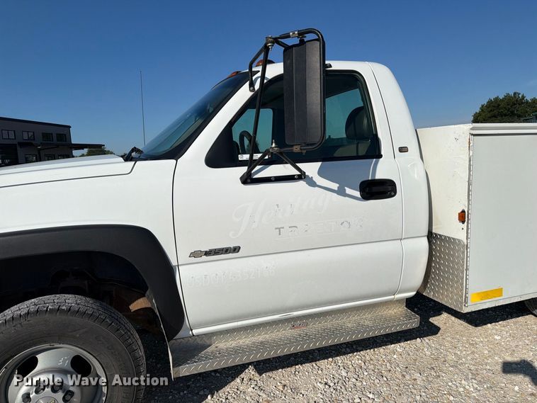 image for item DZ4849 2004 Chevrolet Silverado 3500 utility bed pickup truck