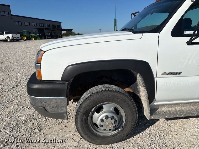 image for item DZ4849 2004 Chevrolet Silverado 3500 utility bed pickup truck