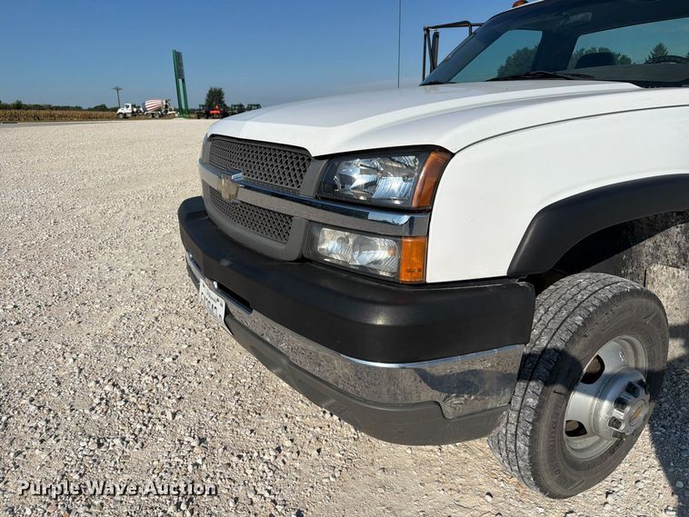 image for item DZ4849 2004 Chevrolet Silverado 3500 utility bed pickup truck