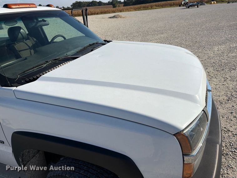 image for item DZ4849 2004 Chevrolet Silverado 3500 utility bed pickup truck