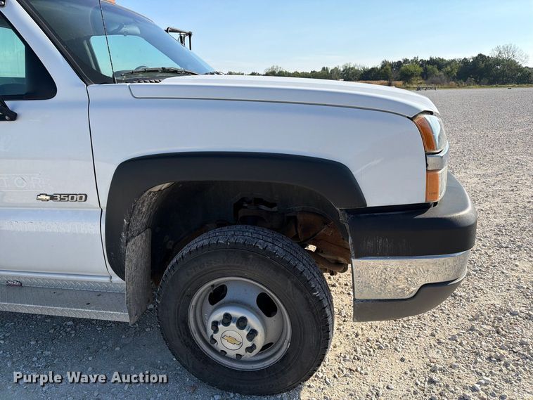 image for item DZ4849 2004 Chevrolet Silverado 3500 utility bed pickup truck