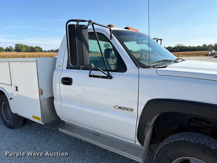 image for item DZ4849 2004 Chevrolet Silverado 3500 utility bed pickup truck