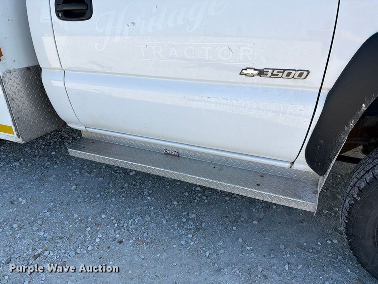 image for item DZ4849 2004 Chevrolet Silverado 3500 utility bed pickup truck