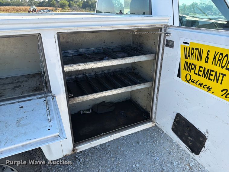image for item DZ4849 2004 Chevrolet Silverado 3500 utility bed pickup truck