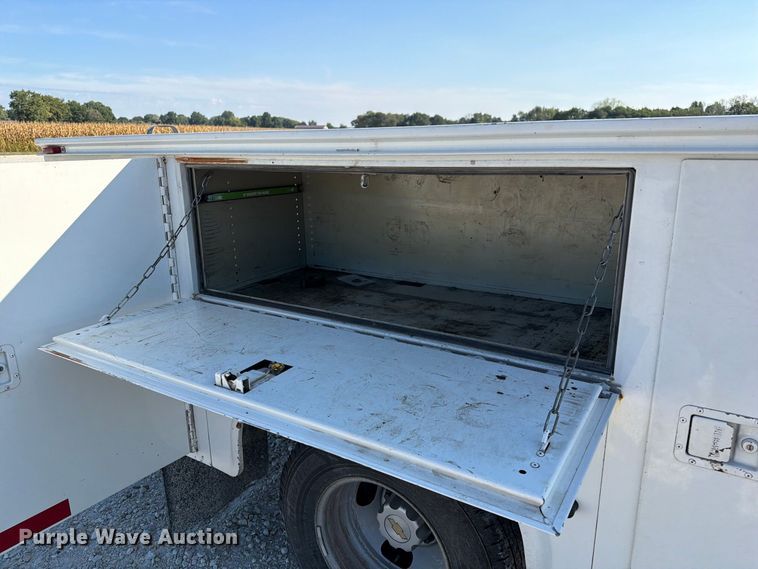 image for item DZ4849 2004 Chevrolet Silverado 3500 utility bed pickup truck