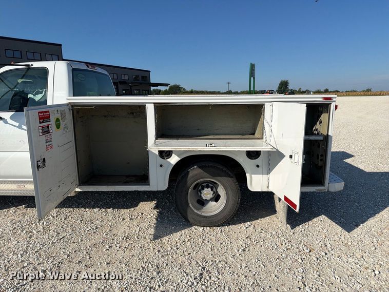 image for item DZ4849 2004 Chevrolet Silverado 3500 utility bed pickup truck