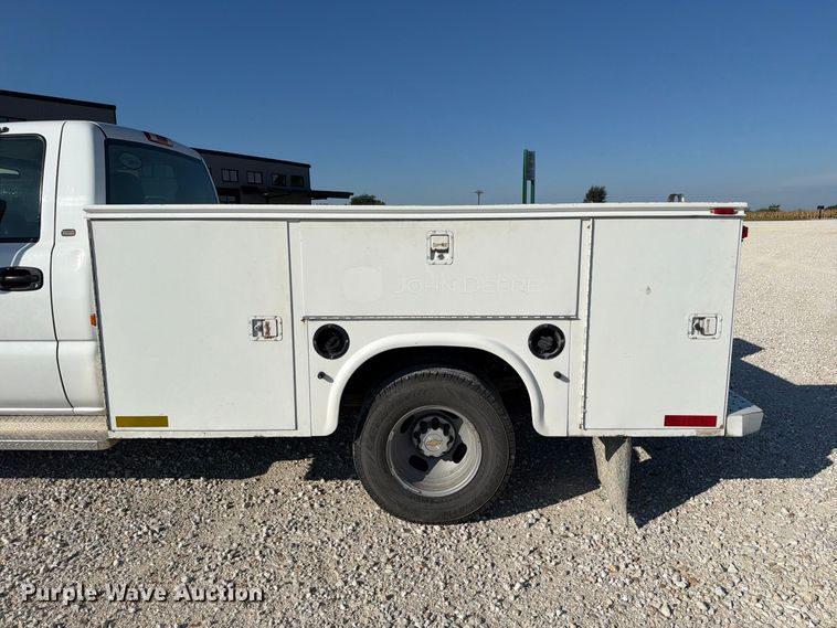 image for item DZ4849 2004 Chevrolet Silverado 3500 utility bed pickup truck