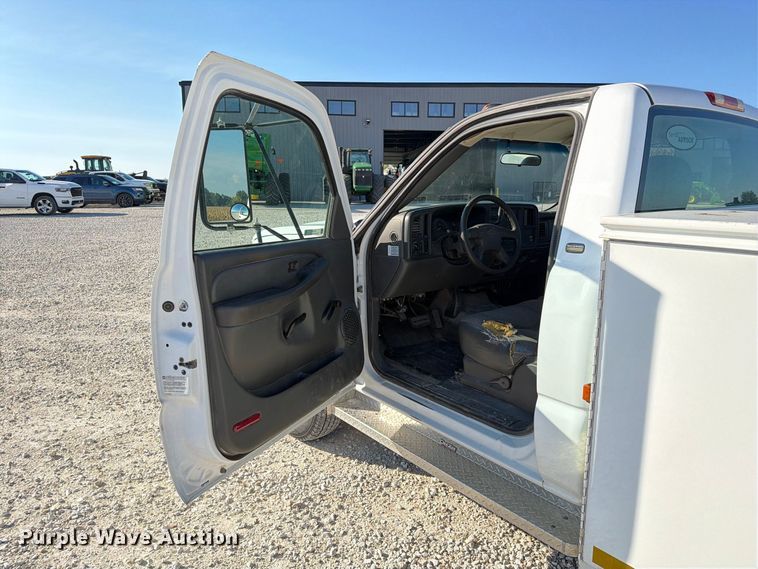 image for item DZ4849 2004 Chevrolet Silverado 3500 utility bed pickup truck