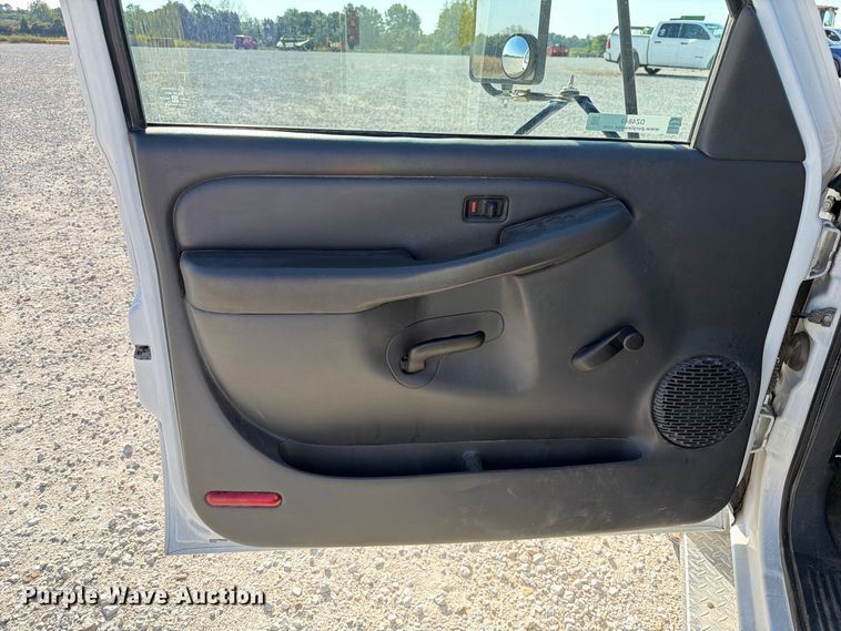 image for item DZ4849 2004 Chevrolet Silverado 3500 utility bed pickup truck