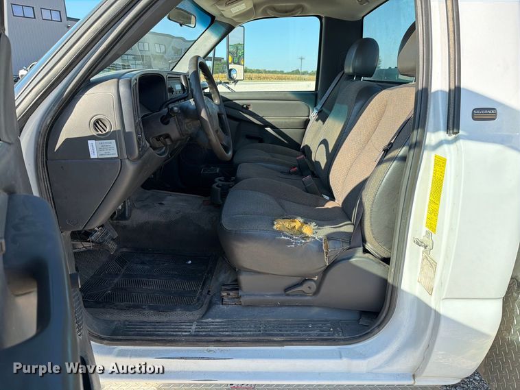 image for item DZ4849 2004 Chevrolet Silverado 3500 utility bed pickup truck
