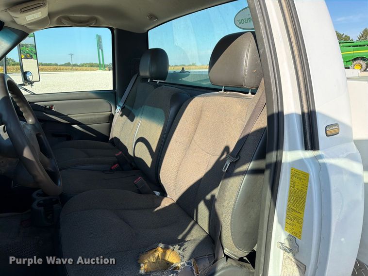 image for item DZ4849 2004 Chevrolet Silverado 3500 utility bed pickup truck